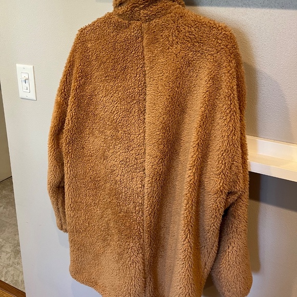 *Like New* Teddy Bear Coat, Soft, Collared, buttons, pockets, Size Large Women’s - Picture 2 of 4